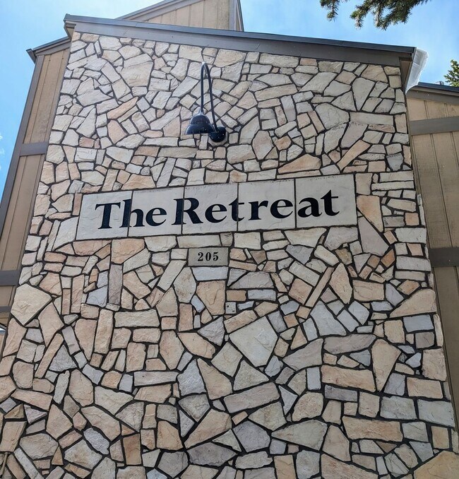 Building Photo - Pets Negotiable!  Walk to town, community hot tub! 2 month lease!