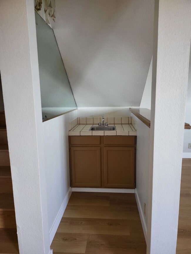 Building Photo - Recently Upgraded Townhouse in the Hills o...