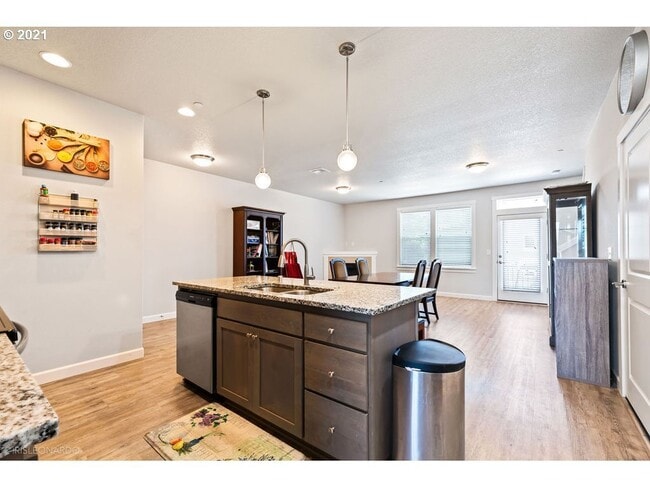 Building Photo - 123 Loganberry Ct