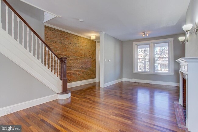 Building Photo - 334 E Clay St