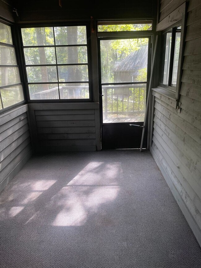 Building Photo - Spacious 2/2 with 2 Car Garage and W/D Hoo...