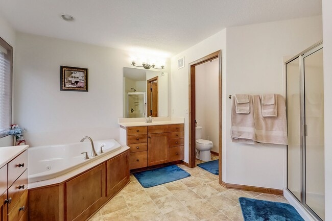 Building Photo - Grand 5 bed 4.5 bath Maple Grove Home w/ 3...