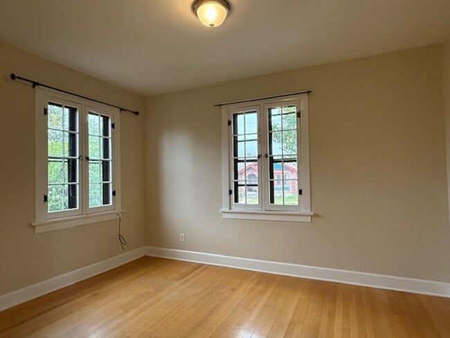 Building Photo - House For Lease