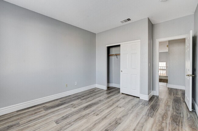 Building Photo - MASSIVE 5 BEDROOM, 2 STORY HOME IN DESIRABLE RHODES RANCH GOLF COURSE COMMUNITY!