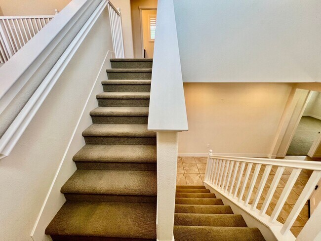 Building Photo - Application Pending! Lovely 4 bedroom 2.5 ...