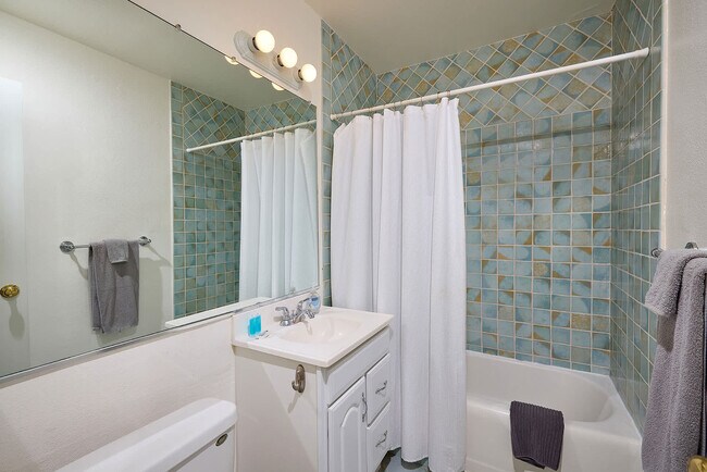 Building Photo - 549 San Dieguito Dr