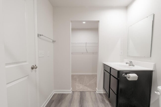 Building Photo - 3 bedroom, 2.5 bathroom townhouse.