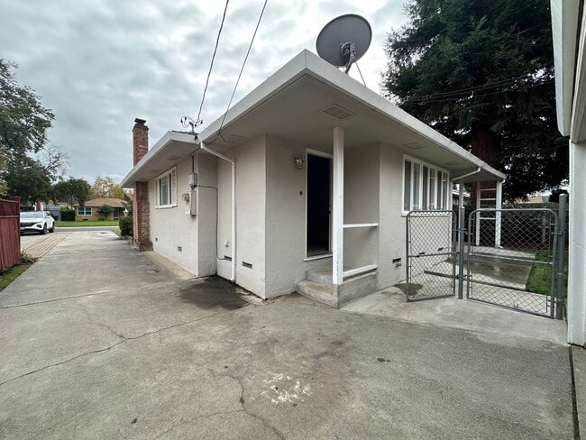 Building Photo - Great Location near McKinley Park!