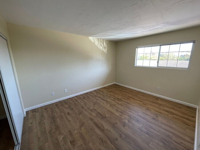 Building Photo - Sunny Upstairs Two Bedroom Unit with Large...