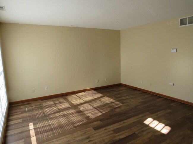Building Photo - 2 Bedroom Townhouse in Albion!