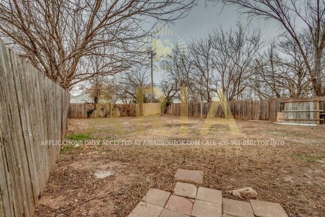 Building Photo - 3 Bed/1 Bath House Near Tinker AFB!