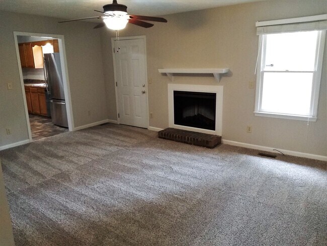 Building Photo - UPDATED & SPACIOUS 3 Bedroom 2 Bathroom home close to SHOPPING & FT BRAGG!!