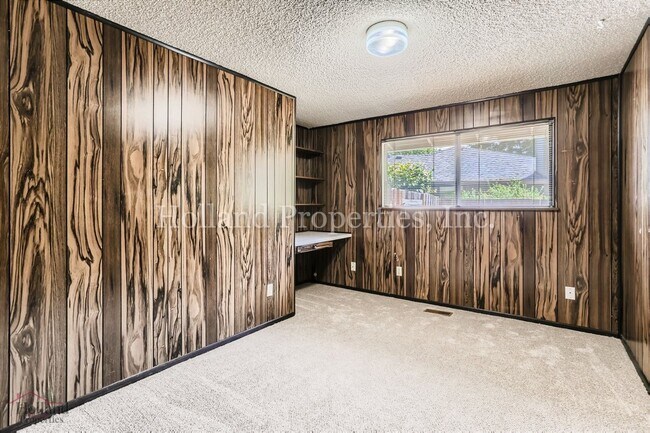 Building Photo - 1005 SW 192nd Ct