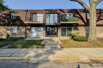 Building Photo - Spacious 3BR / 2BA Condo in Buffalo Grove private balcony, fireplace - Rent includes Heat,  Water...