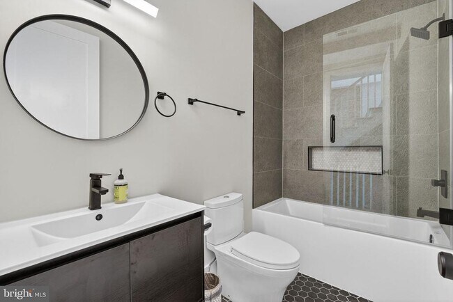 Building Photo - 32 Adams St NW