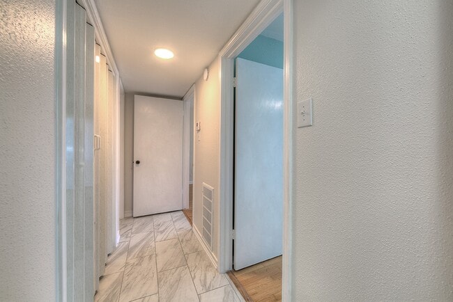 Building Photo - 93 Lakeview Village