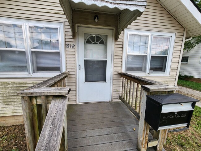 Building Photo - 612 W Nichols St
