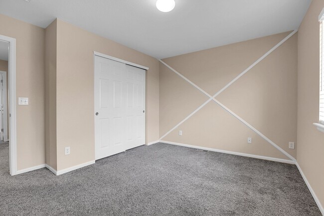 Building Photo - Amazing 5-bedroom, 3-bath, 2 car garage in...