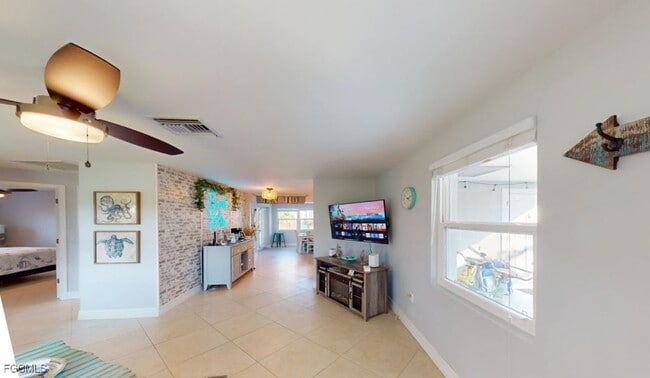 Building Photo - 560 E Valley Dr