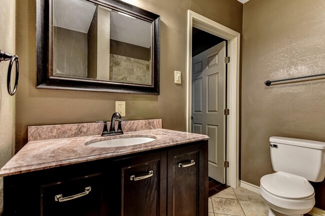 Building Photo - 806 E Rosedale St