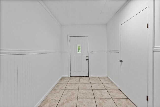 Building Photo - 2205 Island Blvd