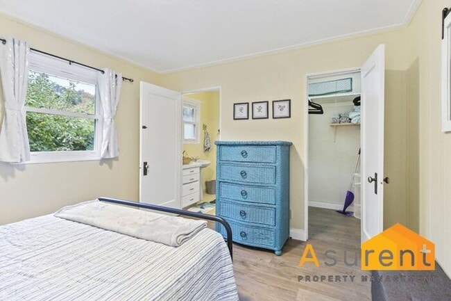 Building Photo - Great Unit Available Now!