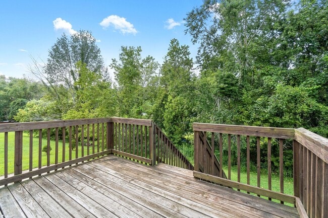 Building Photo - Come take a look at this 5 bedroom beauty!