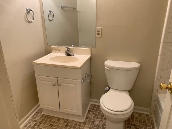 Building Photo - 562 Granite St