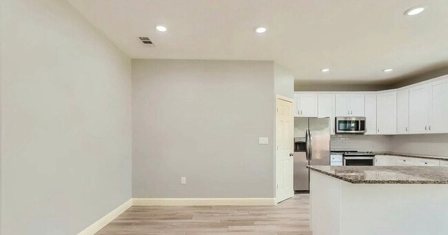 Building Photo - AVAILABLE NOW READY TO MOVE IN