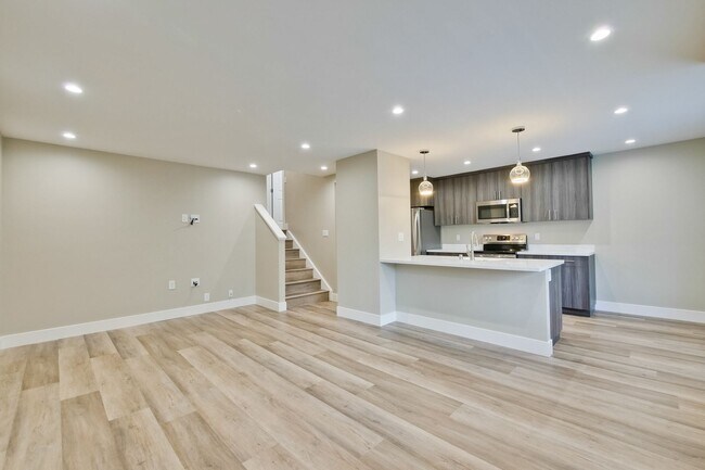 Building Photo - Stunning Modern Almost New Condo, Pets Welcome!