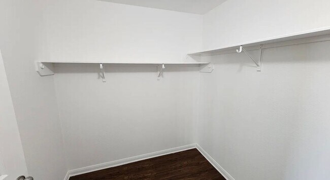 Building Photo - 712 Lazy Crest Dr