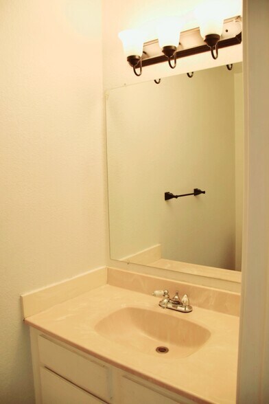 downstairs powder room - 44553 La Paz Rd