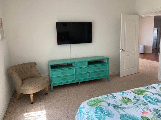 Building Photo - 3 BR + Bonus, Fully furnished, Includes Ut...
