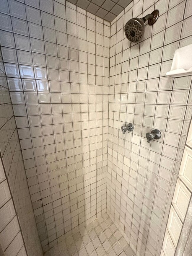 Building Photo - Welcome To Your Spacious Oasis!