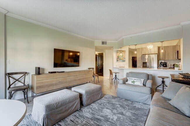 Building Photo - 300 Uno Lago Dr