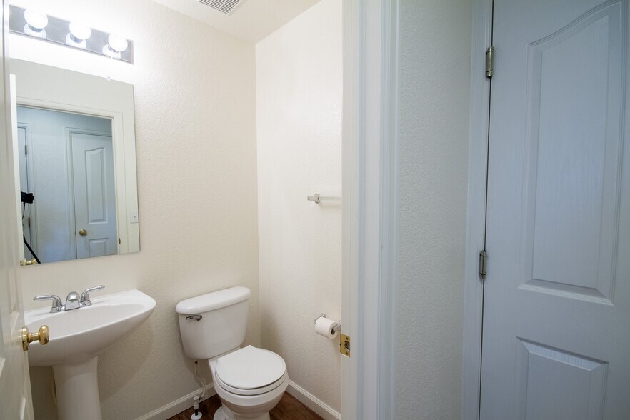 Building Photo - 5747 Jaguar Way