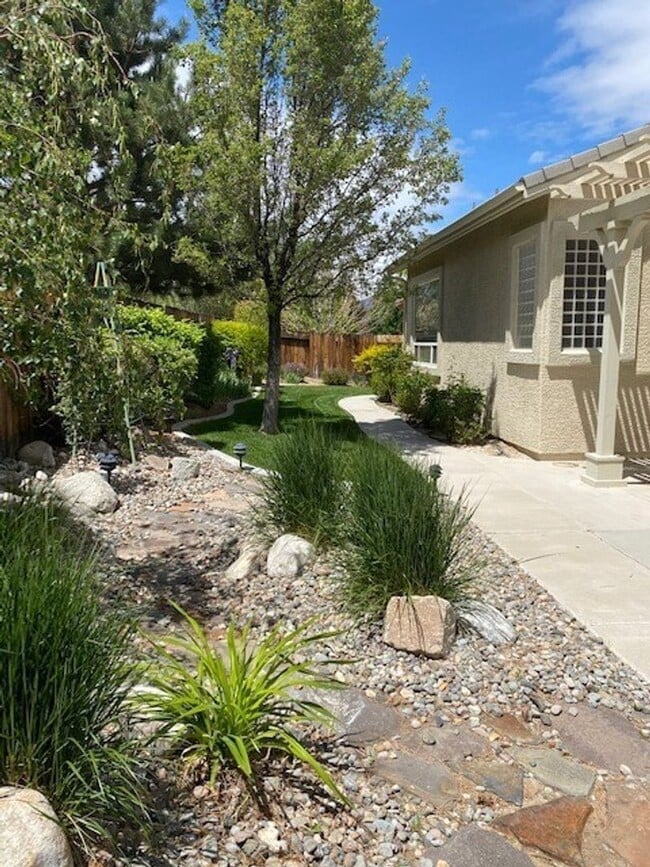 Building Photo - Huge 3 Bed 2 Bath + Den Golf Course Hom...