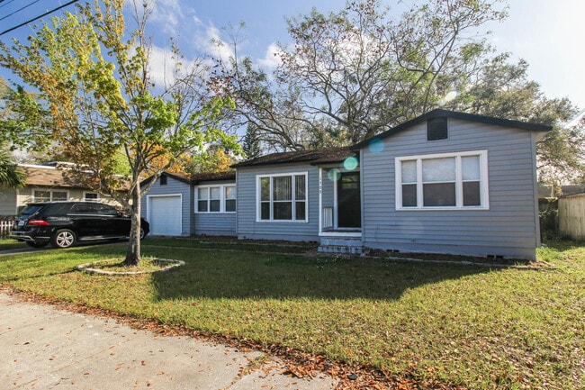 Building Photo - 1709 N Forest Ave