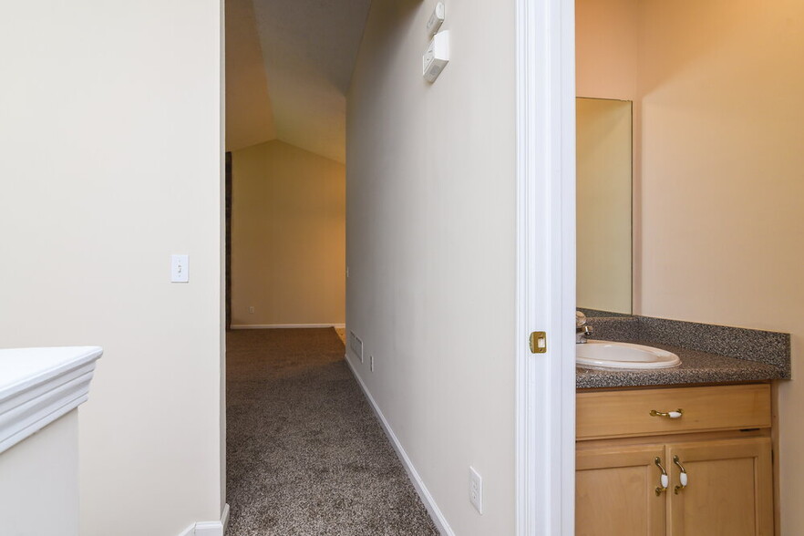 Building Photo - 9670 Crestview Terrace
