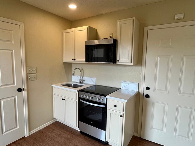 Building Photo - Renovated 2 Bed 3 Bath + Bonus Room & Kitchen