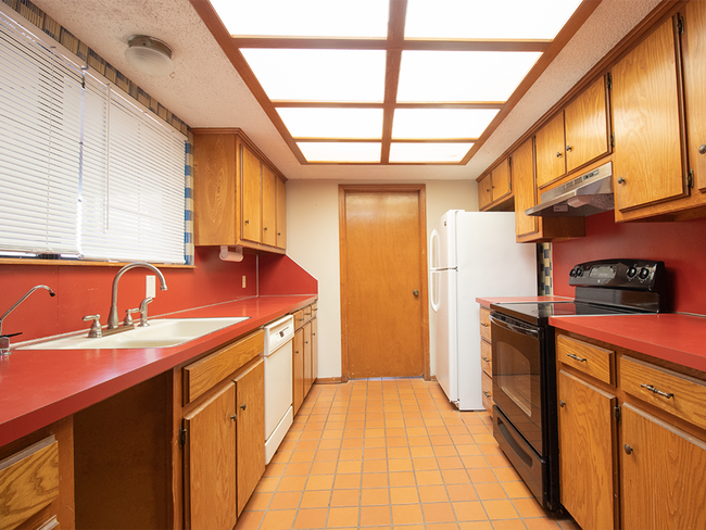 Building Photo - Spacious 3BD/2.5 BTH 2 Car Garage, Minutes from Tinker AFB