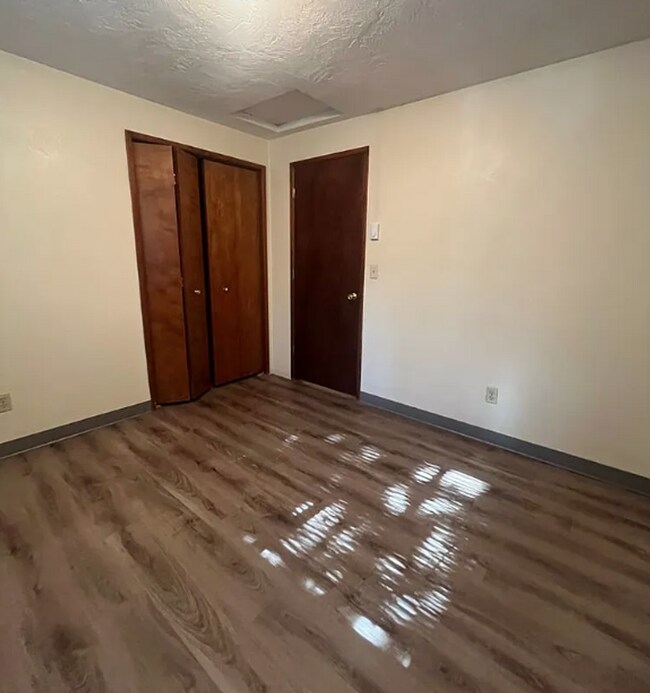 Building Photo - Spacious 3 Bedroom Home with Fenced Yard & Oversized Garage in Eugene