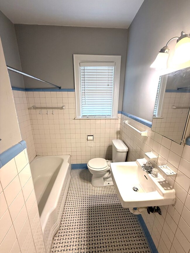 Building Photo - ** 3 bed 2 bath located in Cloverdale ** C...