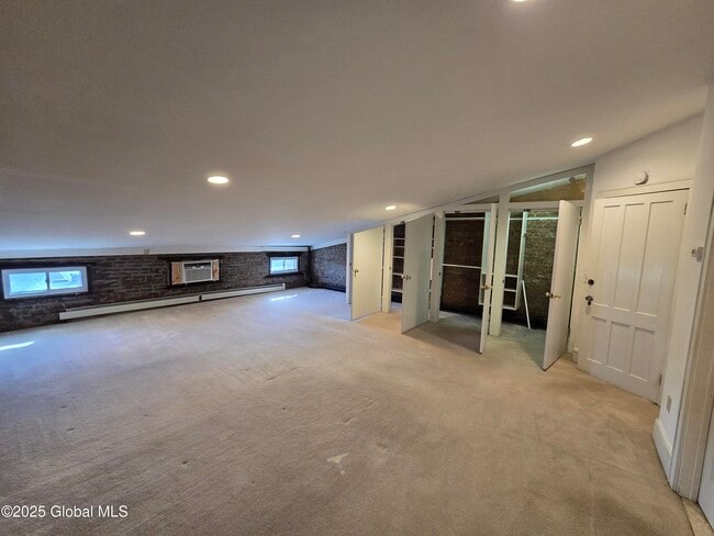 Building Photo - 94 Chestnut St