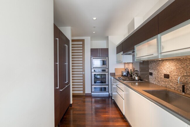 Building Photo - BEAUTIFUL WALDORF ASTORIA UNIT ON THE 34TH FLOOR!