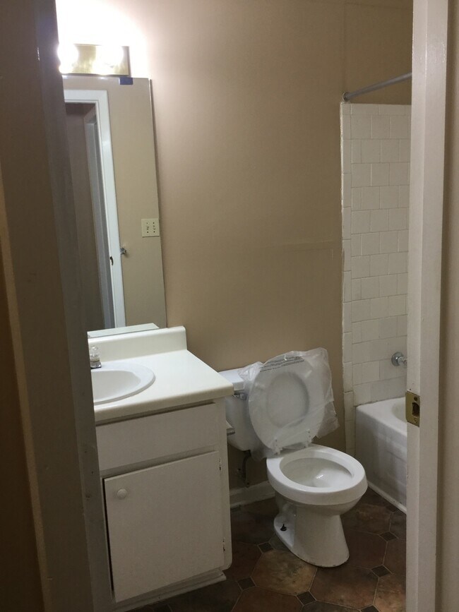 Building Photo - Great Condo Unit Available For Only $1,100...