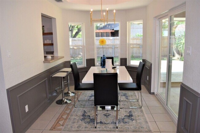 Building Photo - Charming McAllen Home + Bonus Studio