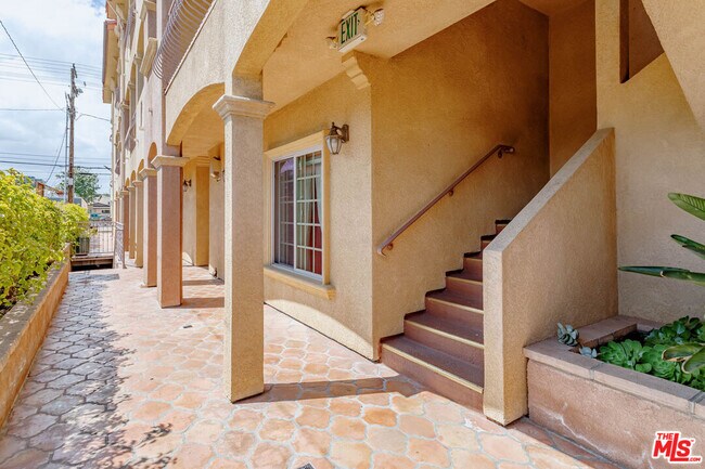 Building Photo - 421 E Santa Anita Ave