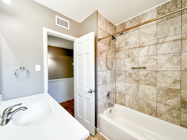 Building Photo - Large Home Preleasing for Summer 2025!