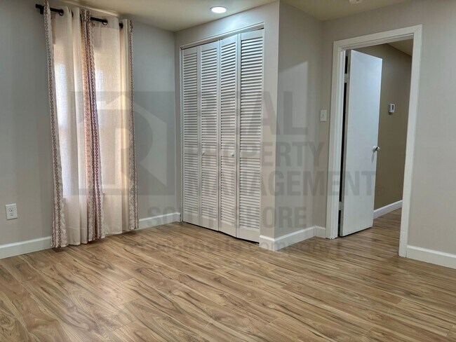 Building Photo - 2BR Duplex in Dyer - Designer Kitchen + Artisan Shower